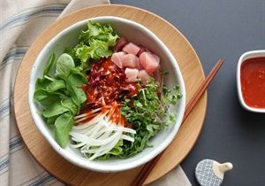 Thực đơn hàng ngày: Salad cá ngừ trộn rau cải