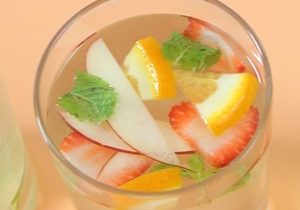 Thực đơn hàng ngày: Detox cam vàng dâu táo