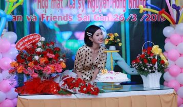 Nguyễn Hồng Nhung hạnh phúc trong vòng tay người hâm mộ