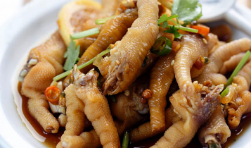 Thực đơn hàng ngày: Chân gà ngâm xì dầu giấm ớt
