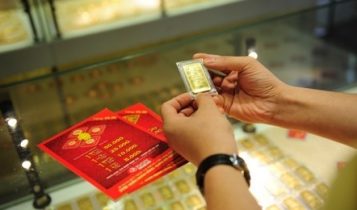 Giá vàng hôm nay 26/4: Khắp nơi chao đảo, vàng vẫn trụ vững