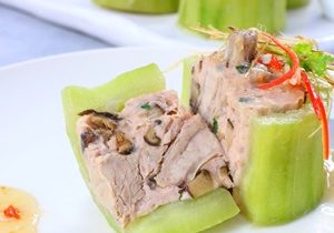 Thực đơn hàng ngày: Bí đao nhồi sườn hấp