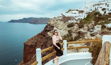 Lê Hà diện trang phục của NTK Đỗ Long ở hòn đảo Santorini