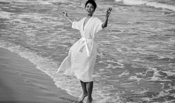 H’Hen Niê dạo chơi trên biển với nụ cười tươi tắn