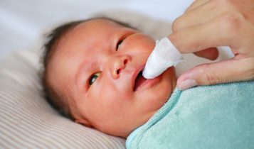 Vệ sinh đúng cách cho trẻ sơ sinh