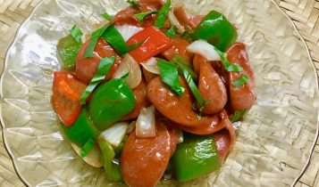 Thực đơn hàng ngày: Xúc xíc xào ớt chuông chua ngọt