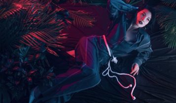 Vũ Cẩm Nhung diện đầm xẻ cao khoe vóc dáng