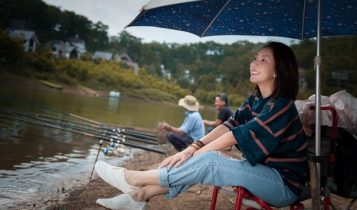Thu Trang trẻ trung với áo phông và quần jean