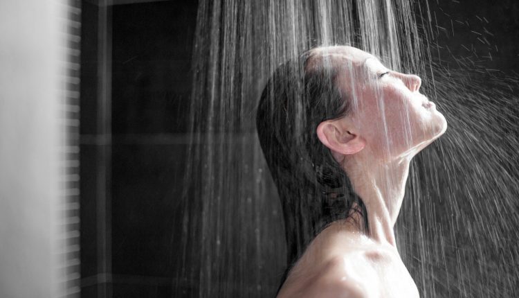 Hậu quả khó lường của tắm khuya