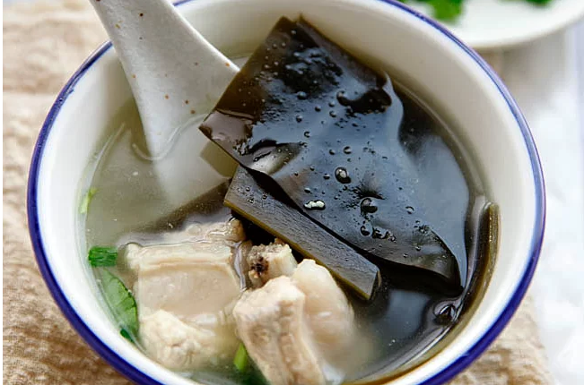 Thực đơn hàng ngày: Canh sườn nấu rong biển