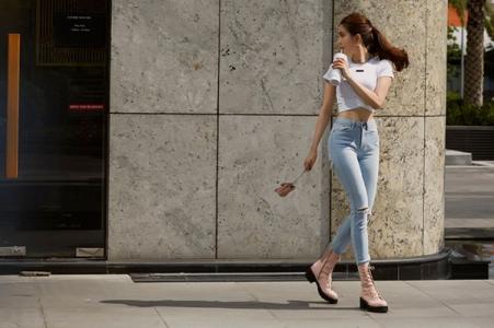 Ngọc Trinh phô diễn đường cong cơ thể với thời trang dạo phố