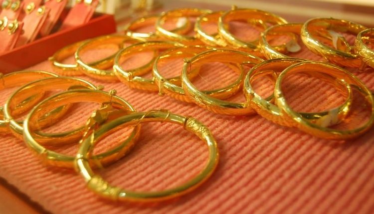 Giá vàng thế giới vẫn treo ở mức cao bất chấp áp lực chốt lời