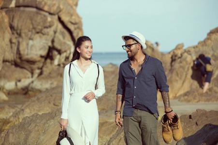 Hoa hậu Tiểu Vy đẹp ngẩn ngơ dạo biển cùng trai Tây