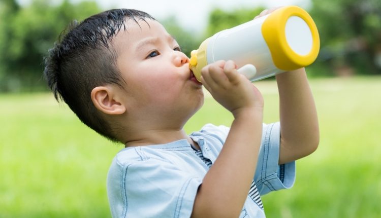 Chăm sóc trẻ trong ngày hè nắng nóng