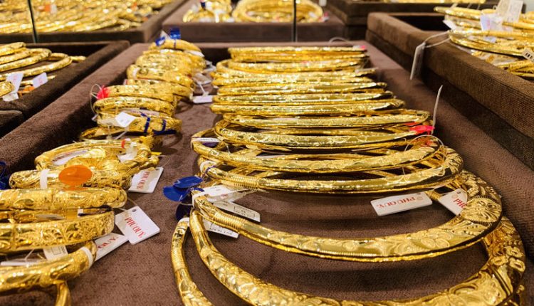 Giá vàng cuối tuần chốt tăng cao ngoạn mục