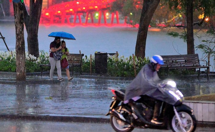 Thời tiết Hà Nội mưa rào, miền Trung vẫn nắng nóng