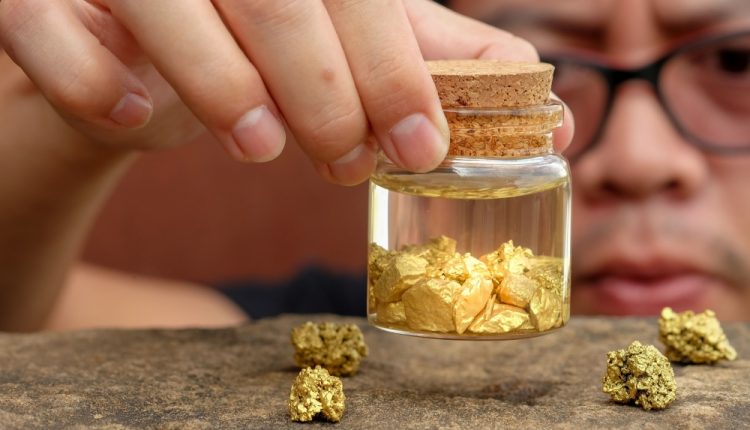 Giá vàng giảm nhẹ, giao dịch ở mức 1.415 USD/ounce