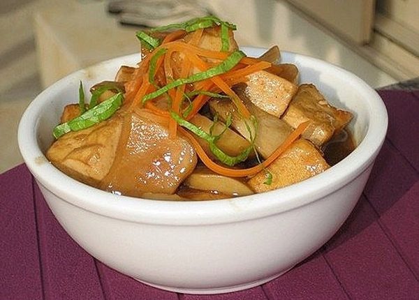 Thực đơn hàng ngày: Nấm đùi gà kho đậu hũ