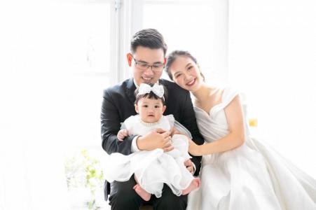 Đỗ Hà Anh chụp ảnh kỷ niệm 1 năm ngày cưới với gia đình nhỏ
