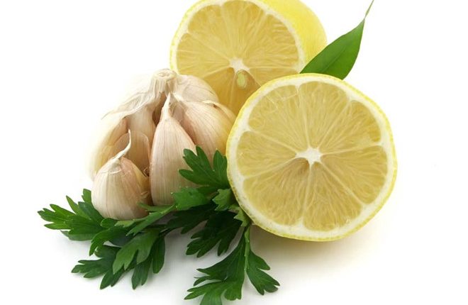 Giảm mỡ máu với chanh và tỏi