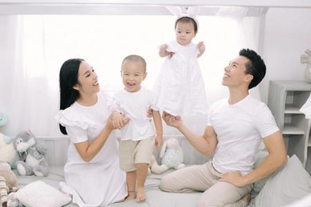 Bộ ảnh gia đình hạnh phúc của nghệ sĩ xiếc Quốc Nghiệp