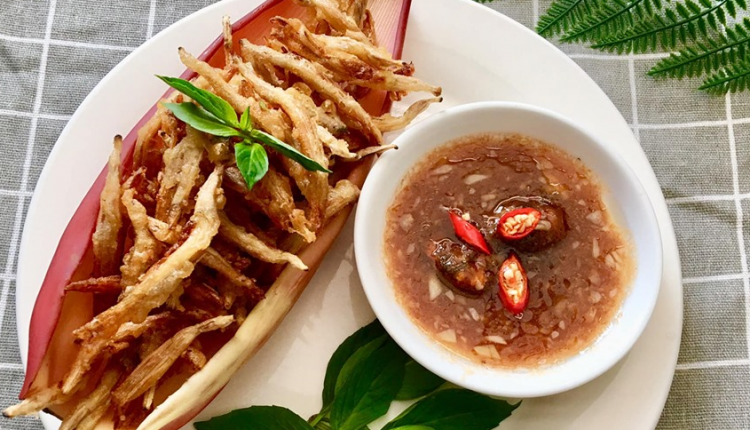 Thực đơn hàng ngày: Hoa chuối chiên giòn chấm sốt me