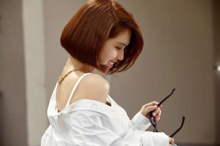 Ngọc Trinh gợi cảm hững hờ khoe vòng một với sơ mi trắng