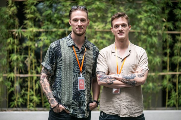 Lớp học của Trần Anh Hùng xuất hiện hai học viên đặc biệt