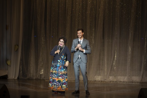 Bất ngờ với giọng hát của trai tây hát nhạc Việt trong đêm nhạc Lam Phương