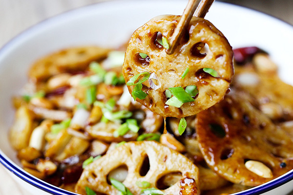 Thực đơn hàng ngày: Củ sen xào đậu phộng