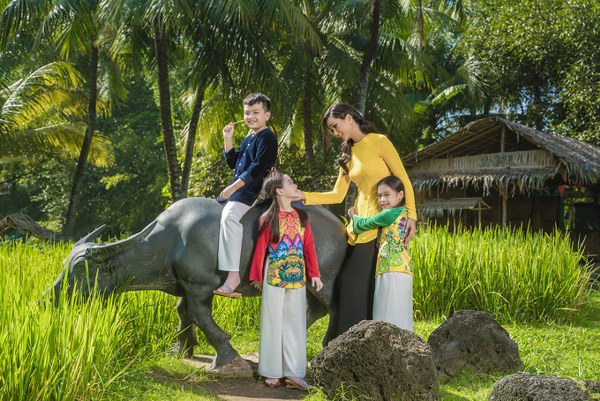 Hoa hậu H’Hen Niê diện áo bà ba bên dàn mẫu nhí