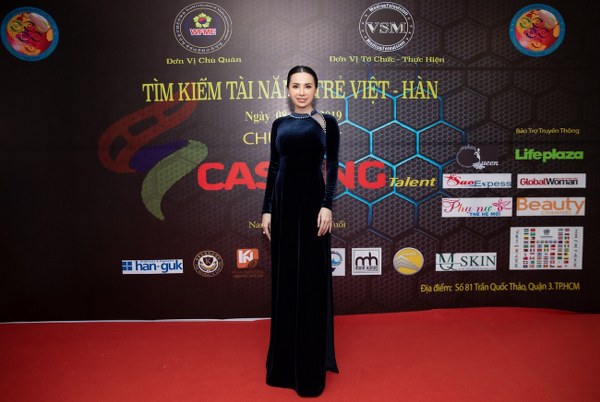 Hoa hậu Châu Ngọc Bích ghi điểm với tà áo dài truyền thống tại sự kiện