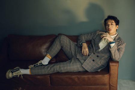 Tuấn Trần lịch lãm với áo vest và sơ mi trắng