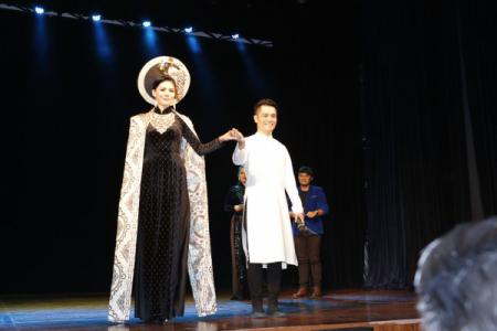 NTK Nhật Dũng đấu giá thành công áo dài cho chương trình 