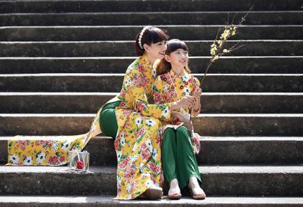 Hoa hậu Ngọc Diễm cùng con gái trong tà áo dài xuân