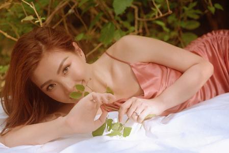 Á hậu Diễm Trang hững hờ với váy ngủ sexy