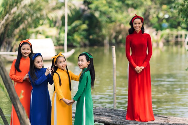 Hoa hậu H’Hen Niê chụp ảnh cùng mẫu nhí đón Xuân