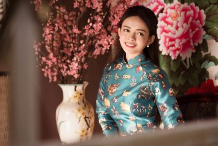 Diễn viên – MC Thanh Trúc ấn tượng trong tà áo dài cổ truyền