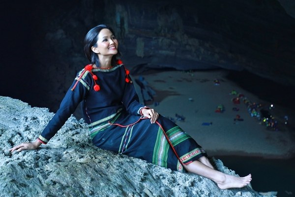 Hoa hậu H’Hen Niê khám phá hang Sơn Đoòng