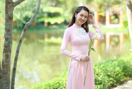 Anh Thư thướt tha trong tà áo dài dạo bước ngày xuân