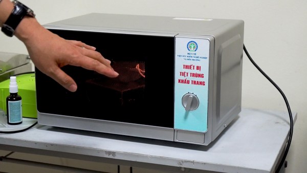 Tái sử dụng khẩu trang hấp bằng lò vi sóng liệu có an toàn?