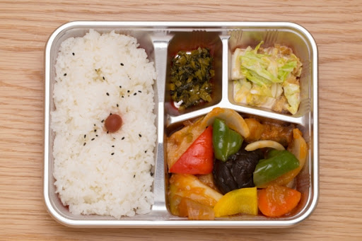 Người cha đưa cơm hộp