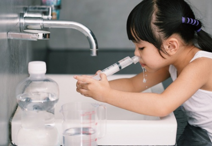 Nới lỏng giãn cách xã hội, cha mẹ đừng quên bảo vệ sức khoẻ cho con