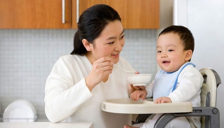 Sai lầm của cha mẹ ảnh hưởng đến thói quen ăn uống của trẻ