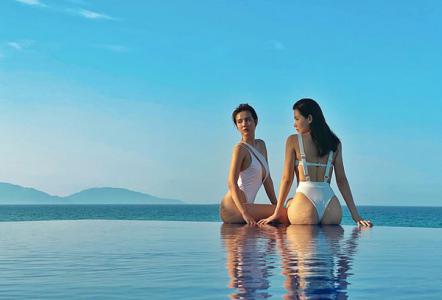 Huyền Lizzie và Phương Anh diện bikini đồng điệu ở biển