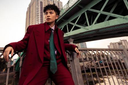 Gil Lê dạo phố cùng chú chó Mocha