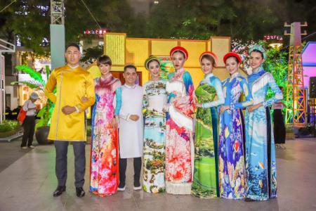 Cầu thủ Việt kiều trình diễn áo dài Nhật Dũng