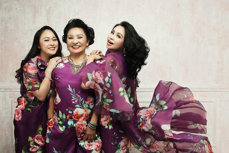 Thanh Lam chụp ảnh cùng mẹ và con gái