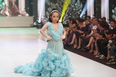 Mẫu nhí Trần Quách Thiên Kim trình diễn điêu luyện dù váy nặng tới 15kg