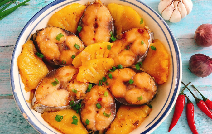 Thực đơn hàng ngày: Cá thu kho dứa